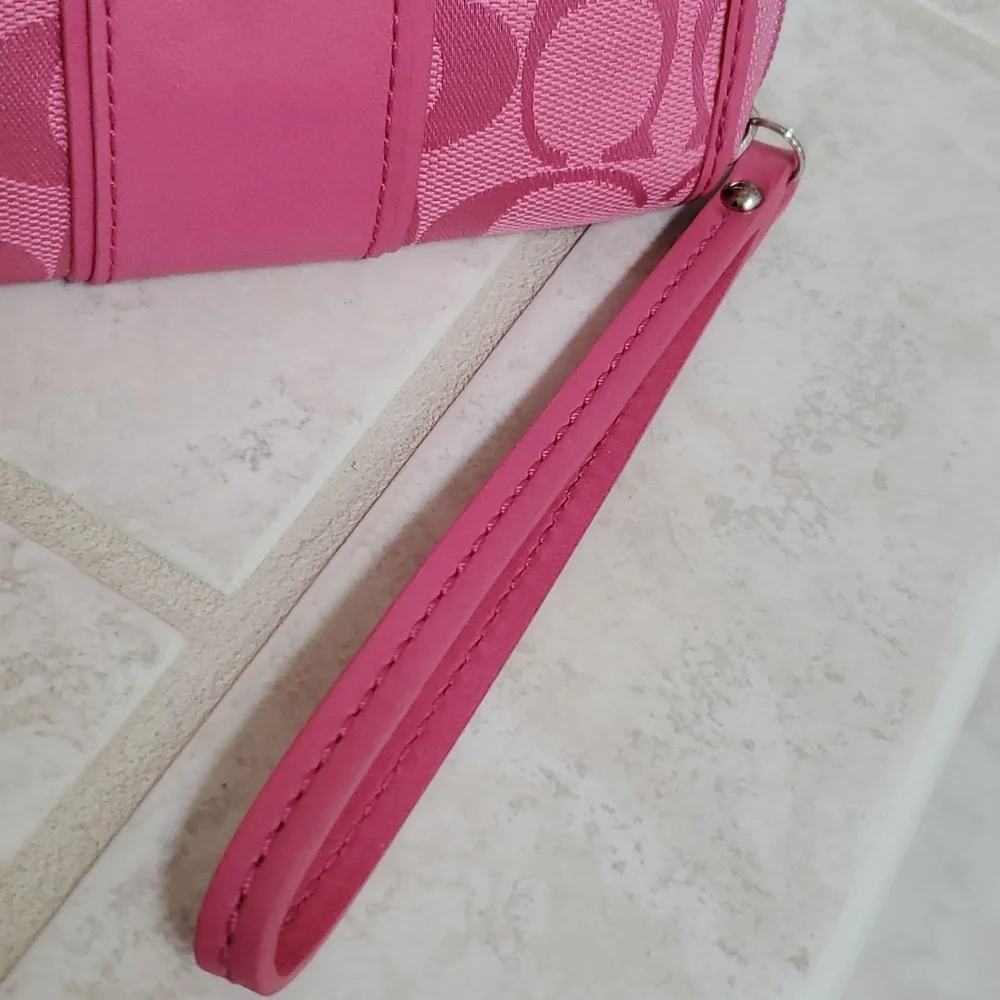 💕💖 COACH Pink Wrislet Wallet 💖💕 - Picture 3 of 12